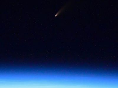 درخشش یک دنباله‌دار در فضا