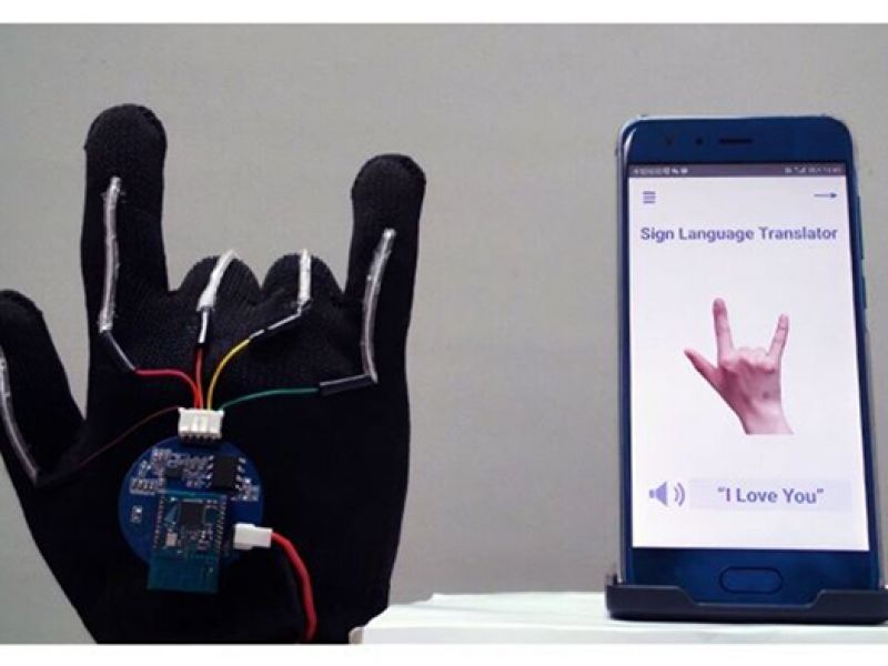 دستکش پیشرفته‎‌ای که با اتصال به گوشی زبان اشاره را ترجمه می‌کند 